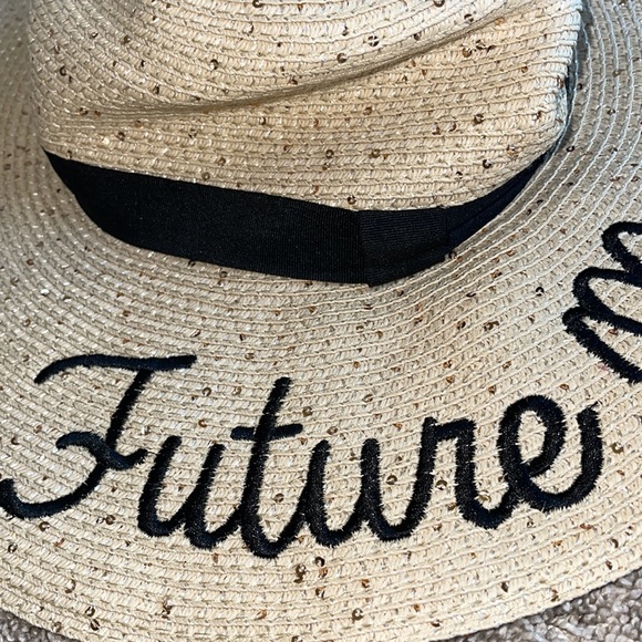 Francescas “Future Mrs” beach hat - one size - Picture 5 of 5